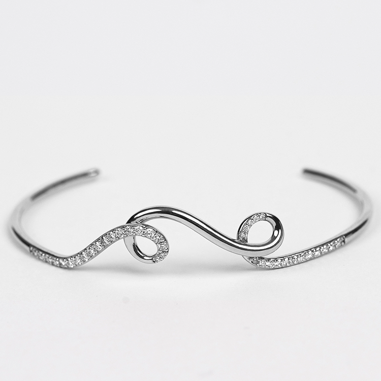 Spiral Bangle, White gold version, front view, 18k gold, diamond, jewelry